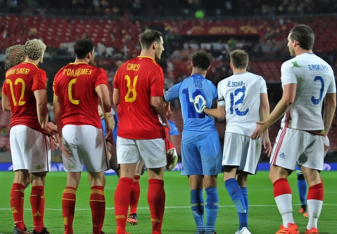 西班牙英格兰足球巅峰对决：技术流对快攻，心理与战术较量(图2)